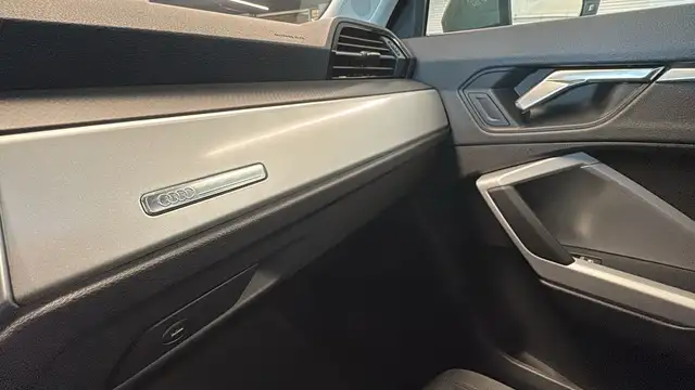 Audi Q3 view 16