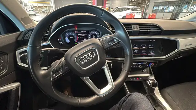 Audi Q3 view 12