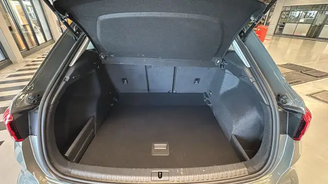 Audi Q3 view 19