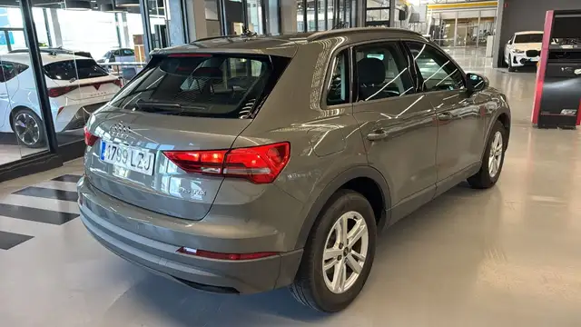 Audi Q3 view 8