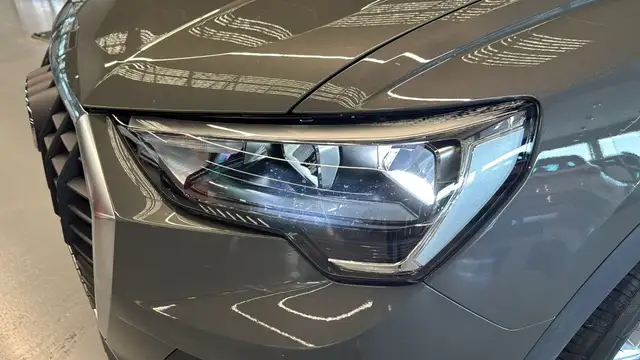 Audi Q3 view 4