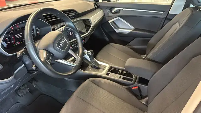 Audi Q3 view 10