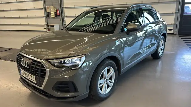 Audi Q3 view 3