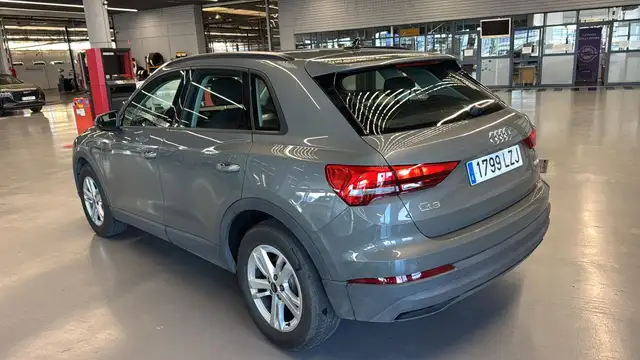 Audi Q3 view 6