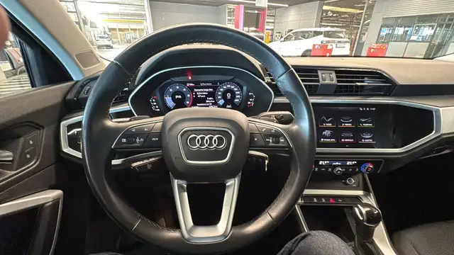 Audi Q3 view 13