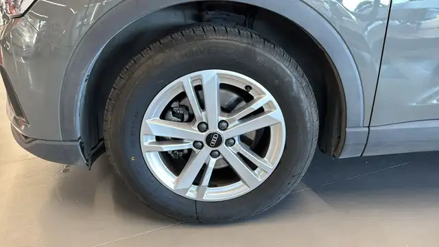 Audi Q3 view 5
