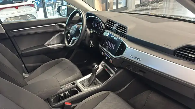 Audi Q3 view 11