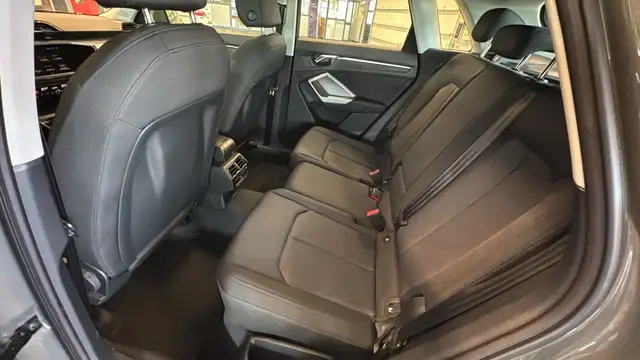 Audi Q3 view 18