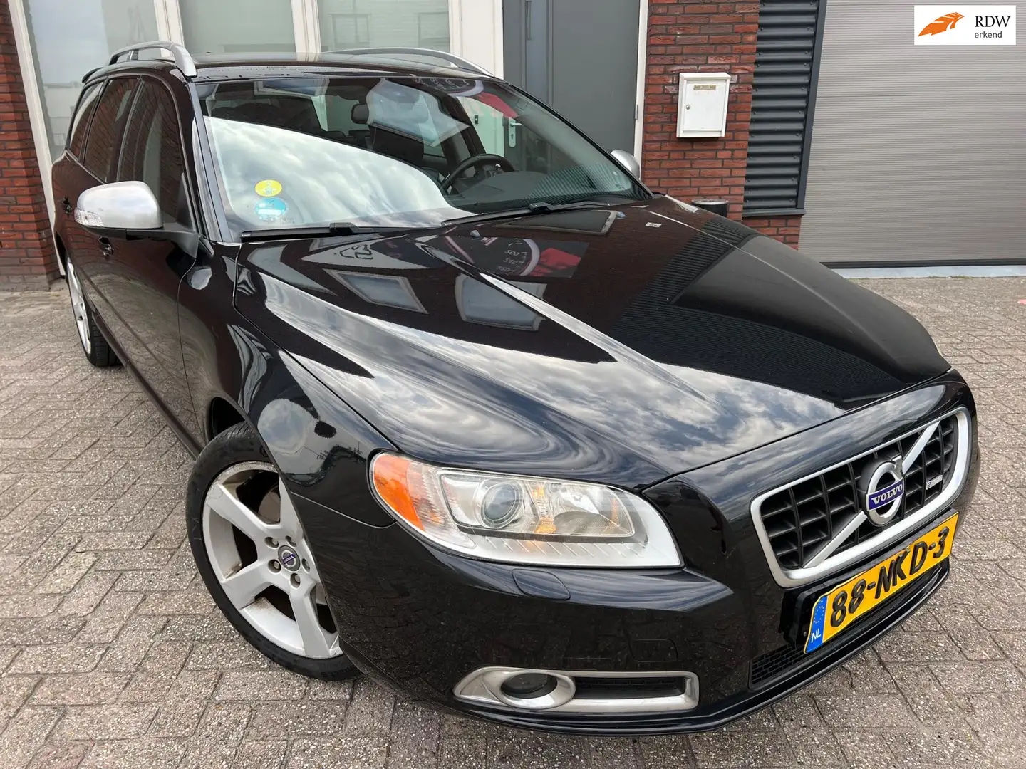 Volvo V70 2.0T R-Edition / Leder / Navi / PDC / 18 inch Noir - 1