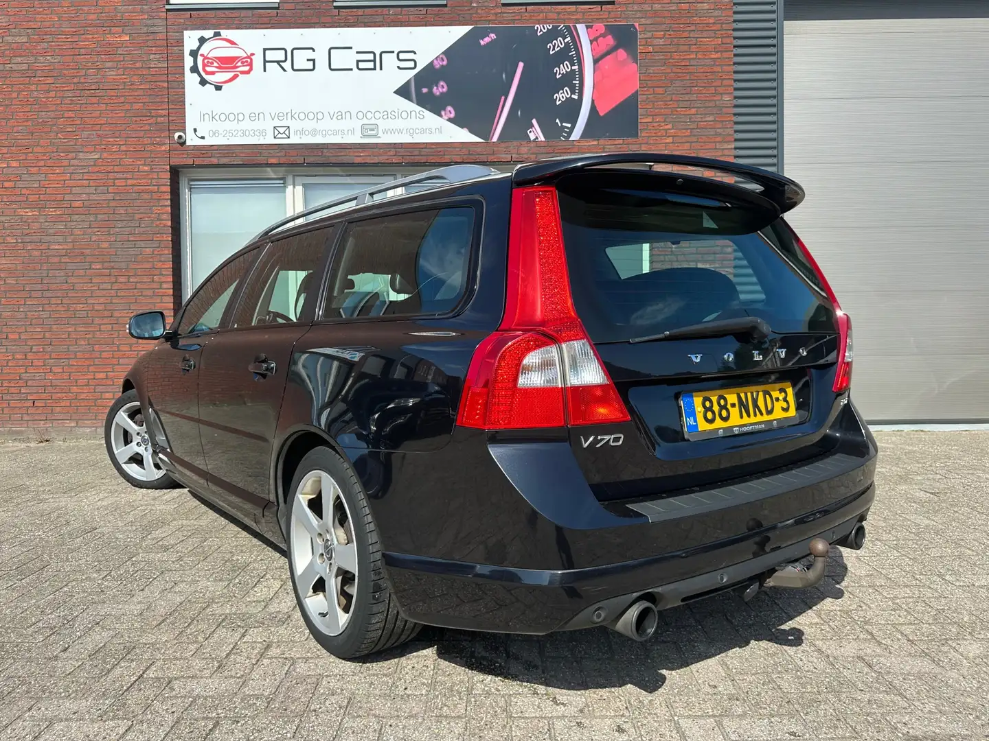Volvo V70 2.0T R-Edition / Leder / Navi / PDC / 18 inch Zwart - 2