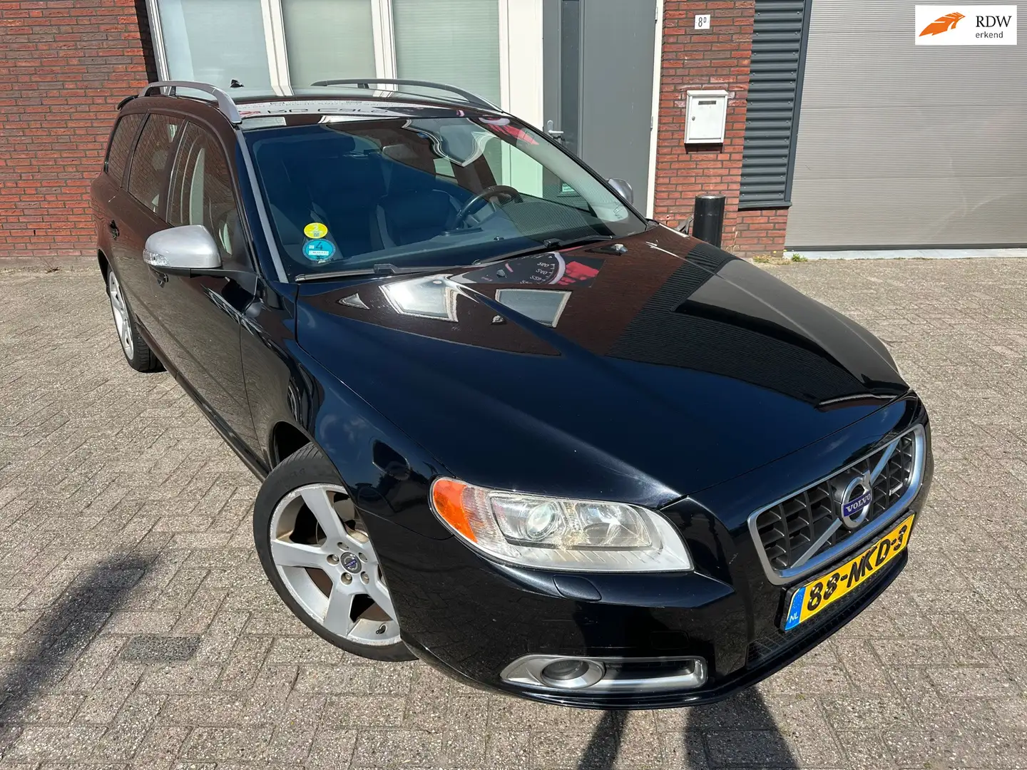 Volvo V70 2.0T R-Edition / Leder / Navi / PDC / 18 inch Zwart - 1
