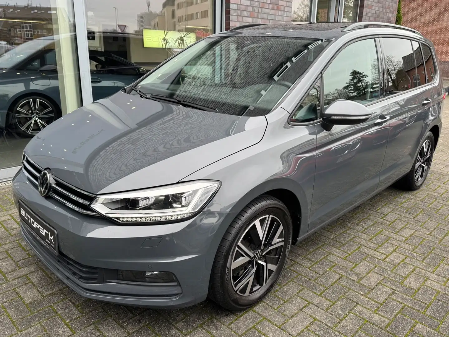 Volkswagen Touran Business PANO DYNAUDIO StHz EasyOpen AHK Grau - 1