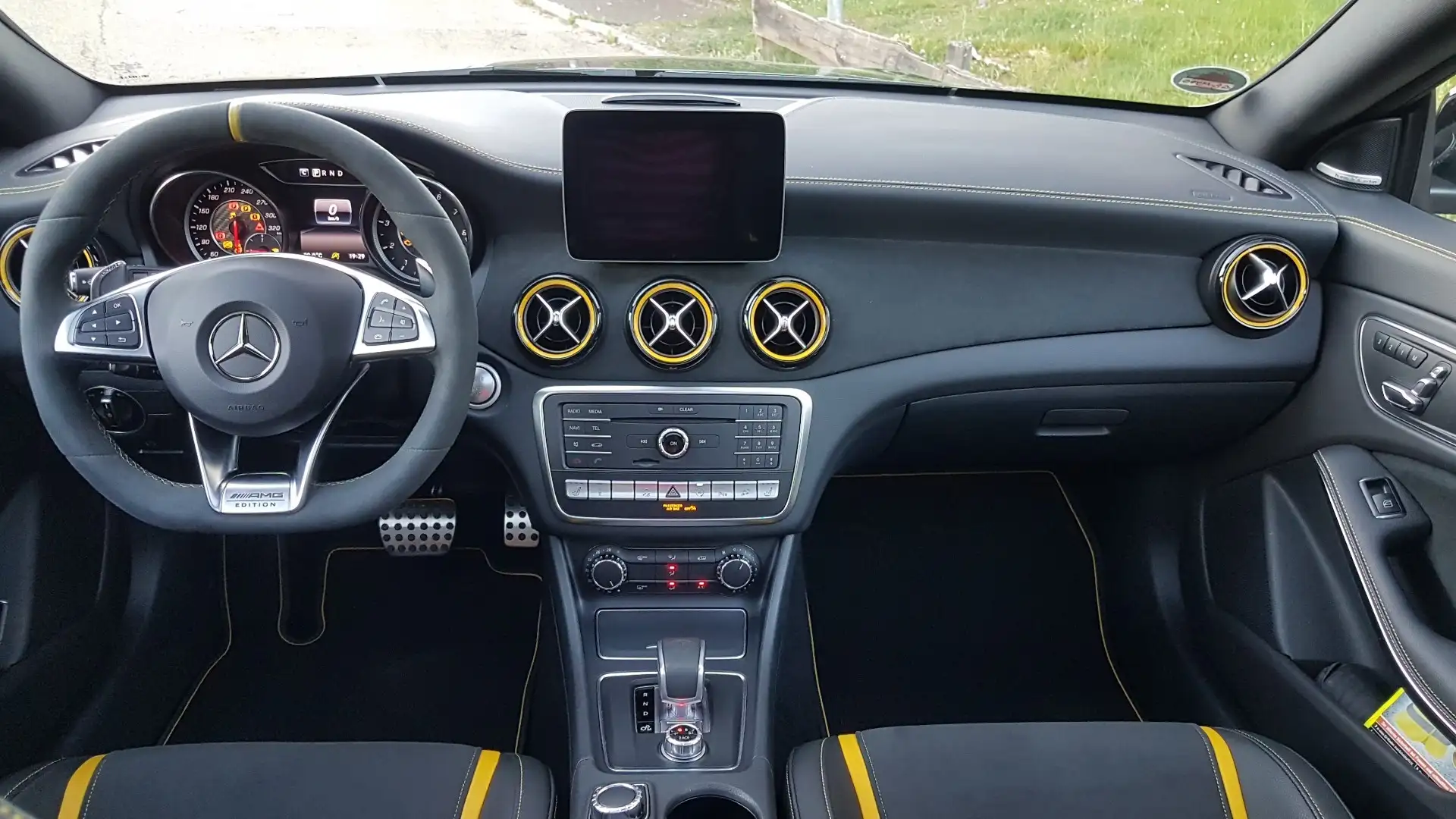Mercedes-Benz CLA 45 AMG 18.700km Shooting Brake, Yellow Night Edition Schwarz - 1