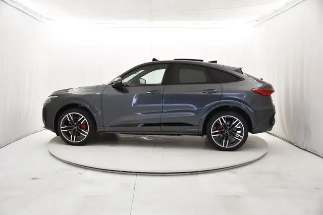 Audi Q5 view 2