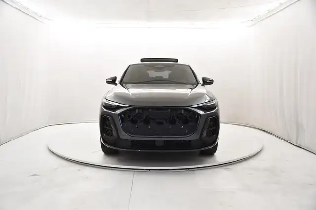 Audi Q5 view 4
