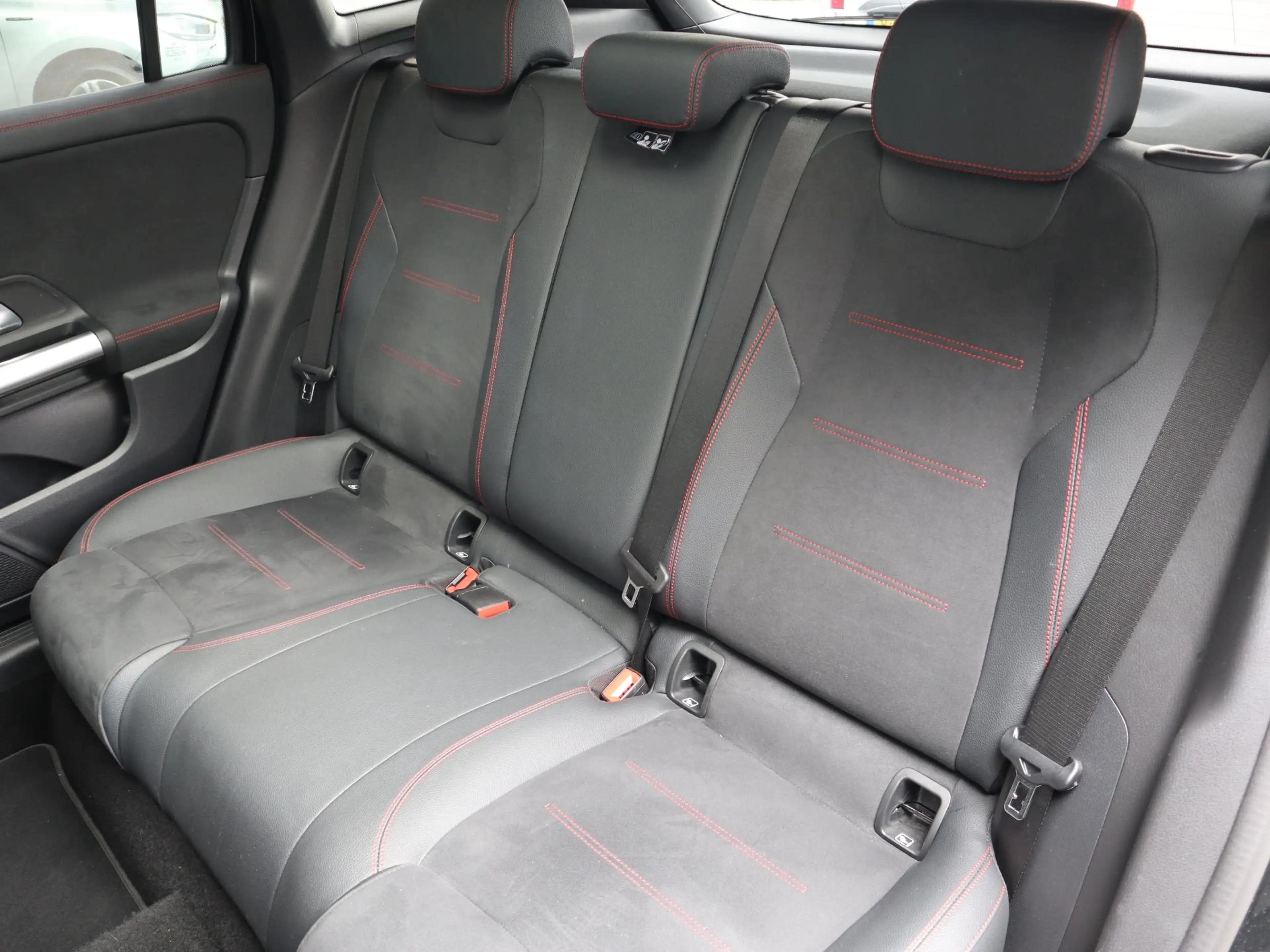 Mercedes-Benz GLA 250 e Business Solution AMG l Keyless l Panoramadak l — photo 11