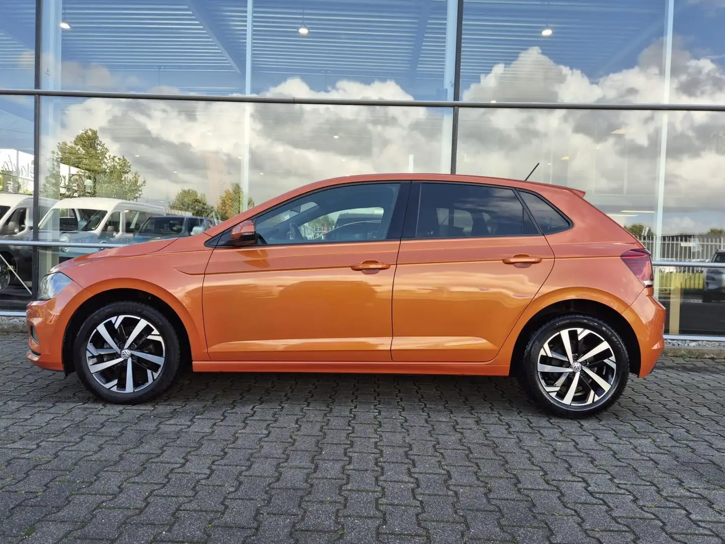 Volkswagen Polo 1.0 TSI Comfortline Apple Carplay PDC LMV Orange - 2