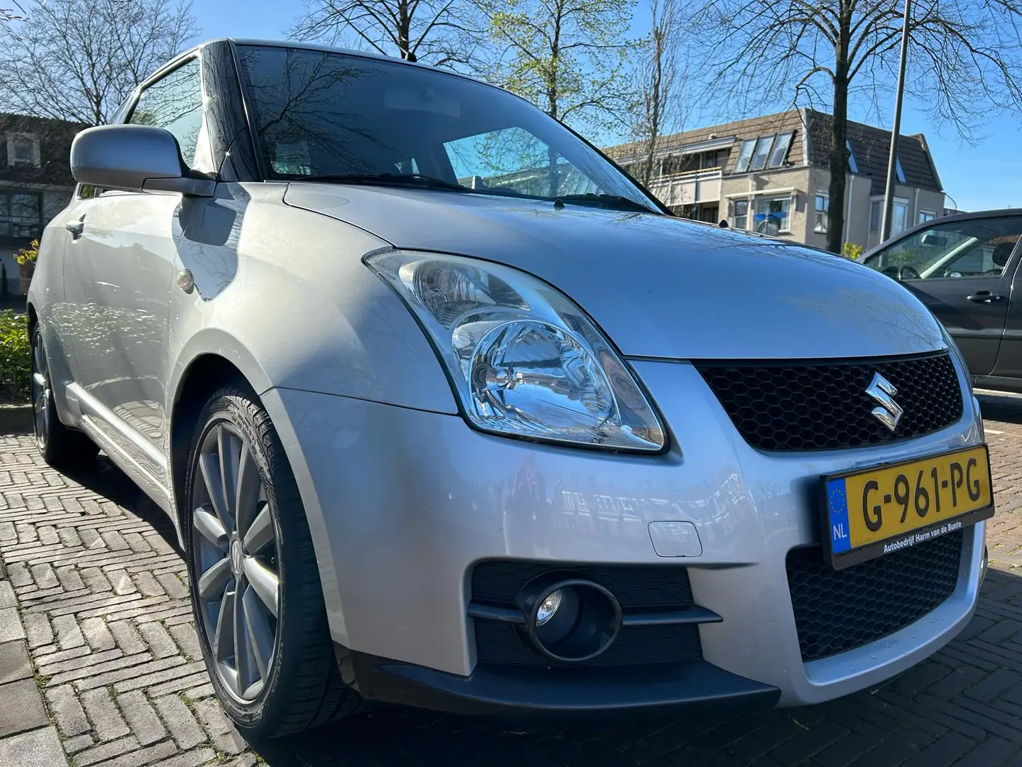 Suzuki Swift 1.6 Sport Grijs - 1