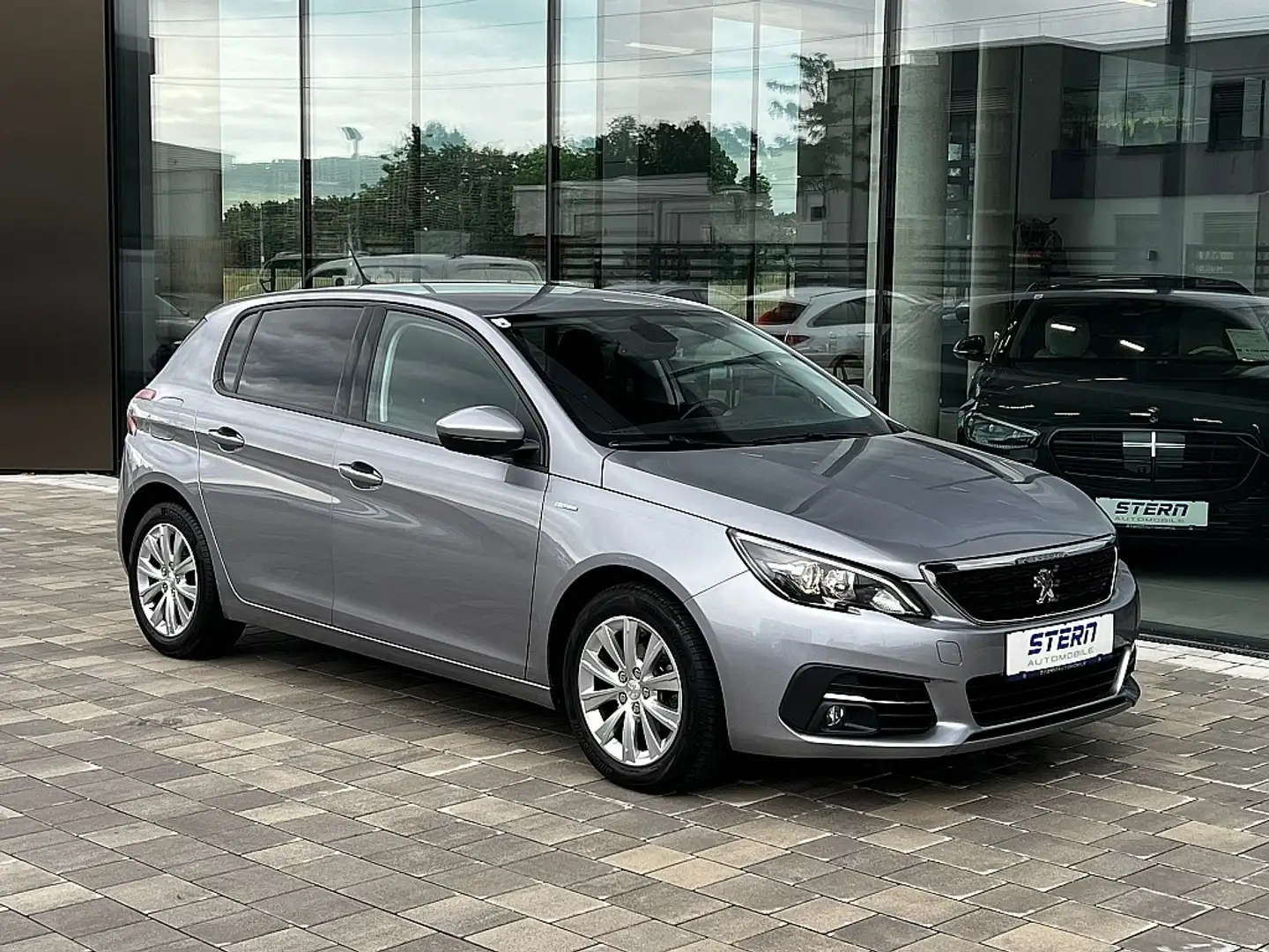 Peugeot 308 1,2 PureTech 110 Style S&S Grau - 1
