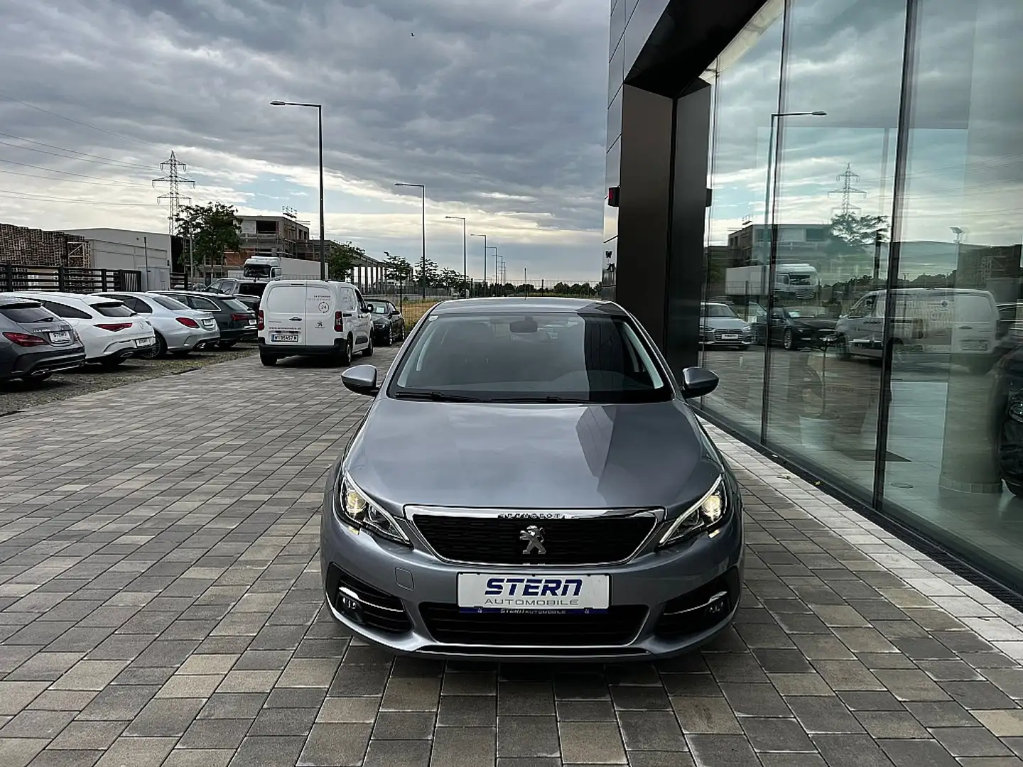 Peugeot 308 1,2 PureTech 110 Style S&S Grau - 2