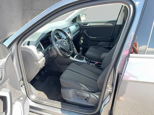 Volkswagen T-Roc view 9