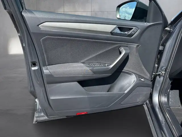 Volkswagen T-Roc view 15