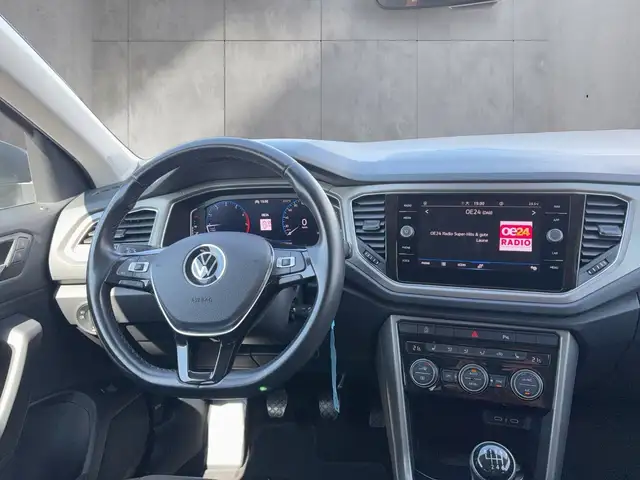 Volkswagen T-Roc view 11