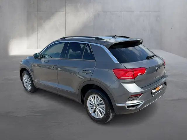 Volkswagen T-Roc view 3