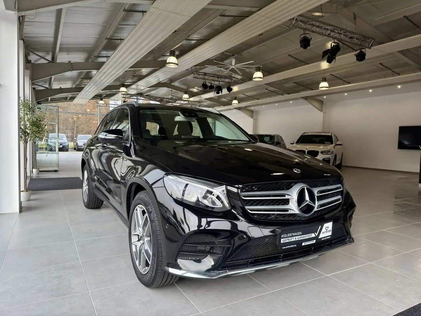 Mercedes-Benz GLC 250 4Matic AMG Line LED*RFK*2HAND Schwarz - 2