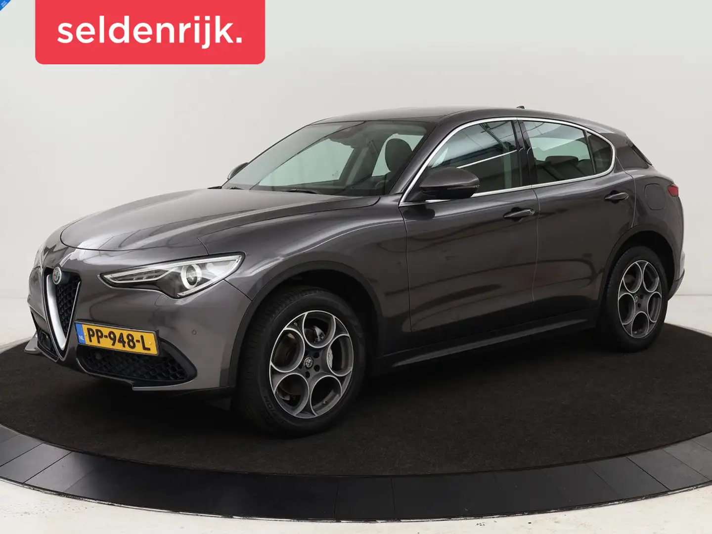 Alfa Romeo Stelvio 2.0 T Q4 Super | Camera | Sportstoelen | Xenon | N Grijs - 1