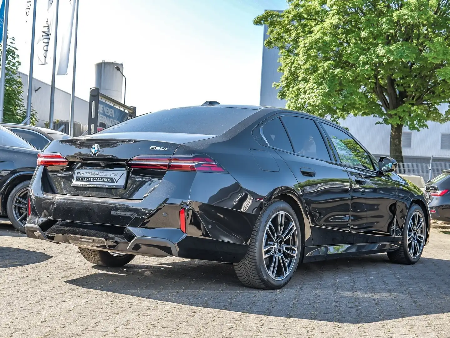 BMW 520 i Limo. M Sport HuD+AHK+LED+Alarm+Komfortsitze+Hif Schwarz - 2