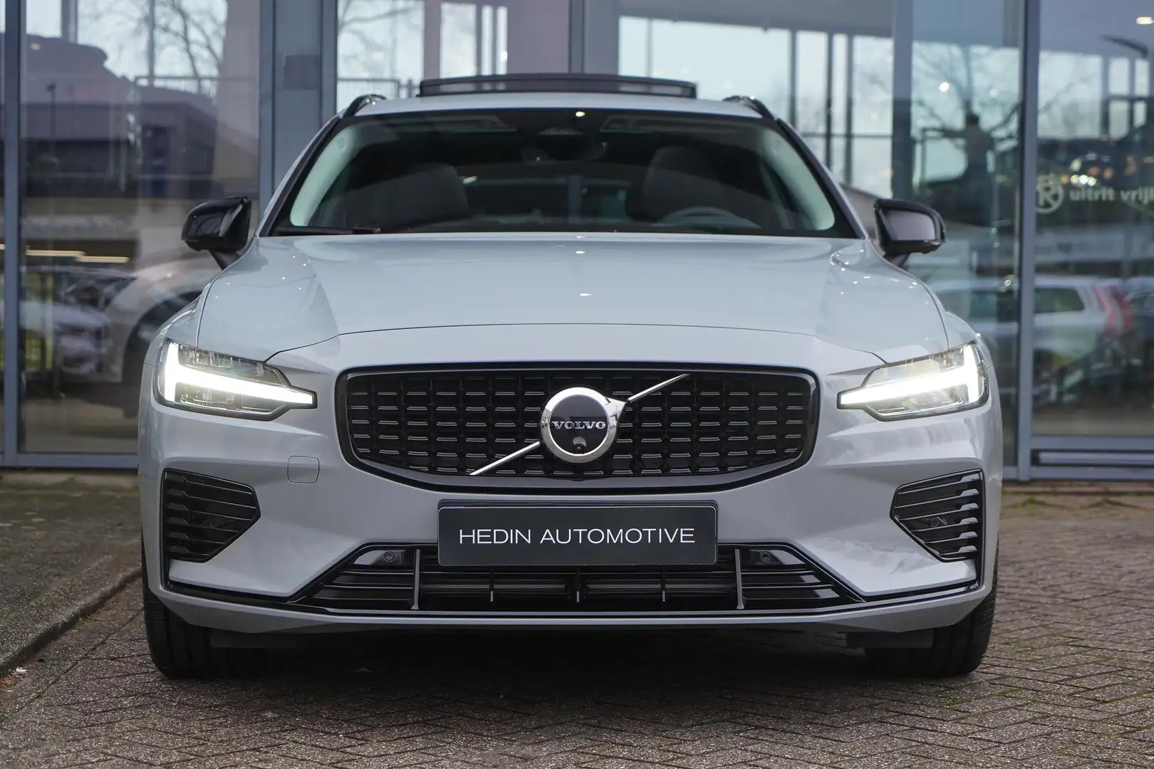 Volvo V60 2.0 T8 Plug-in hybrid AWD Plus Perform. Ed. Dark | Grau - 2