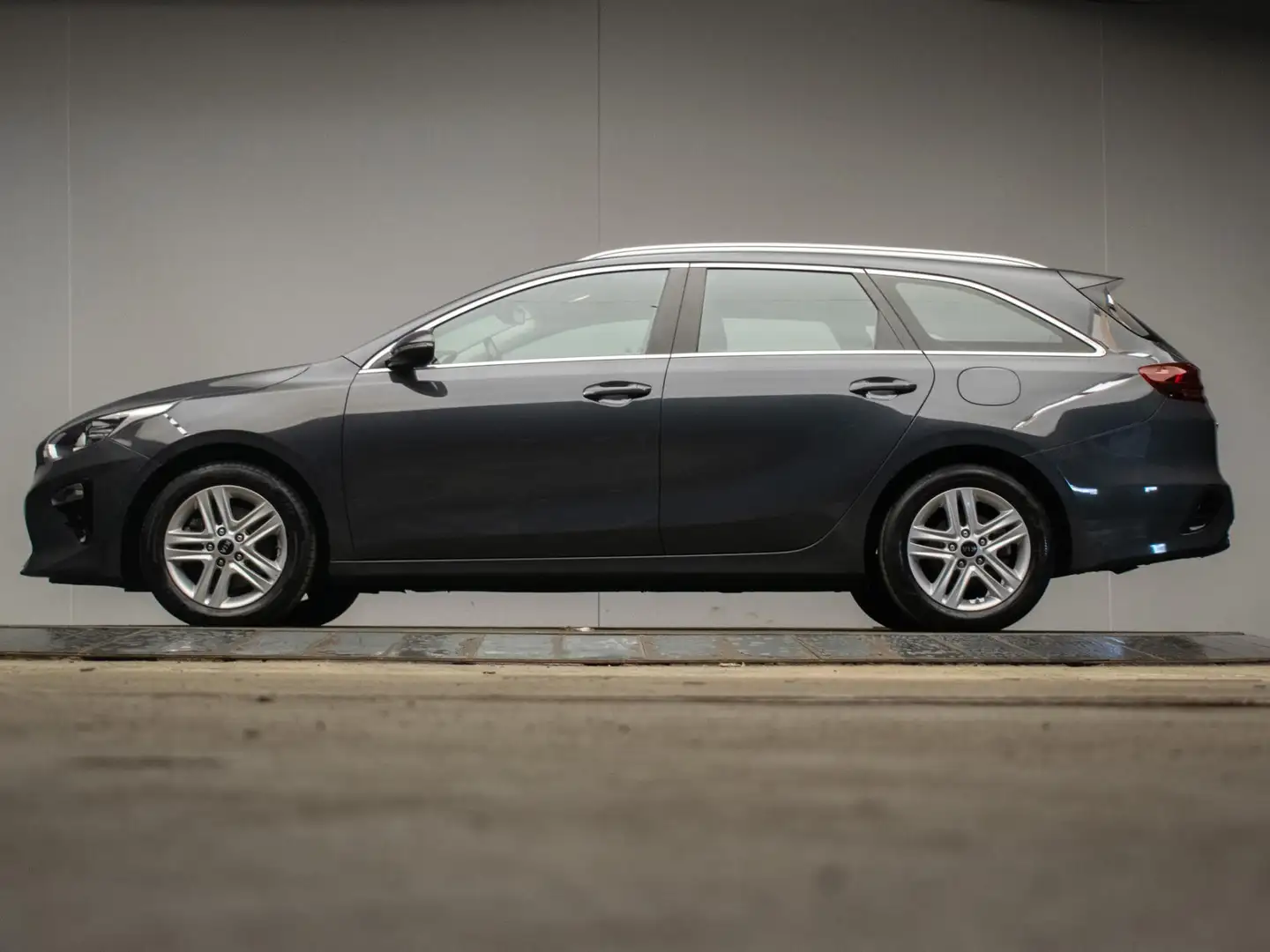 Kia Ceed SW / cee'd SW Sportswagon 1.4 T-GDi DynamicLine Sport (APPLECARP Grijs - 1