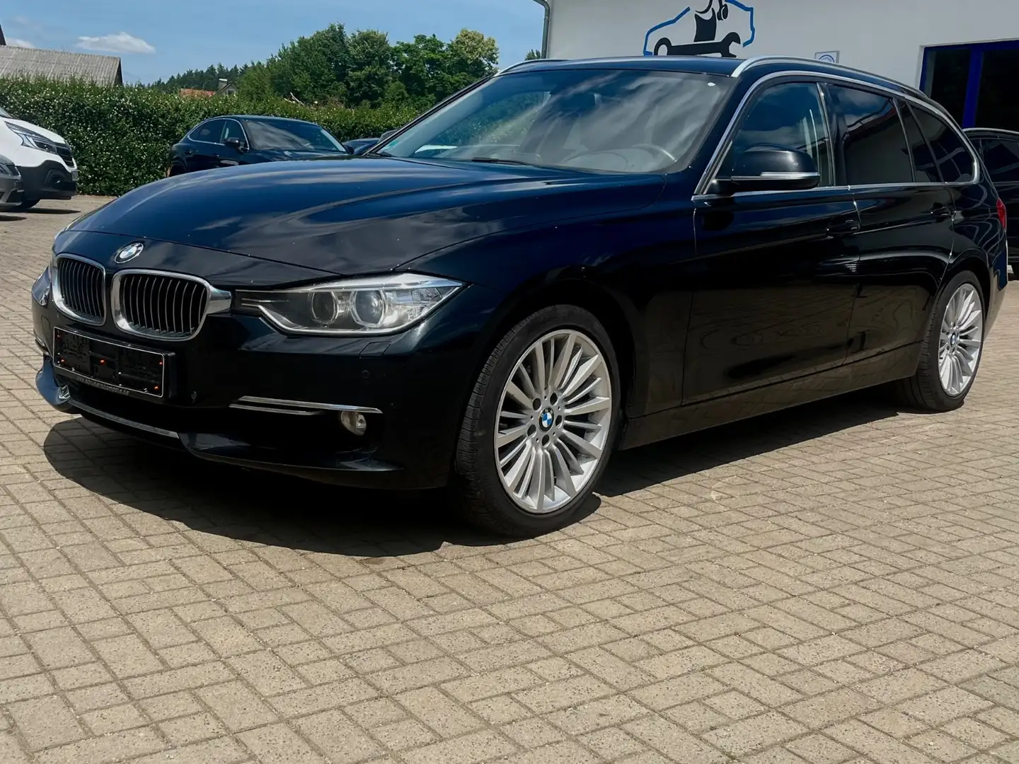 BMW 320 dA Touring Luxury,Navi,Bi-Xenon,SHZ,AHK,18" Schwarz - 1