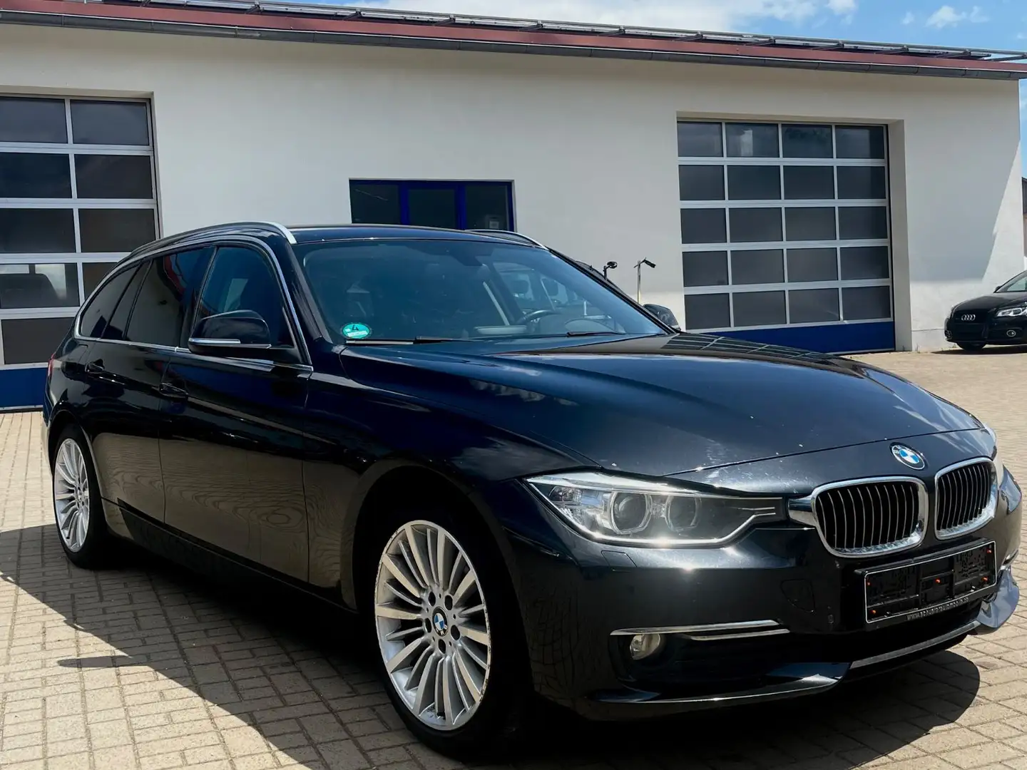 BMW 320 dA Touring Luxury,Navi,Bi-Xenon,SHZ,AHK,18" Schwarz - 2