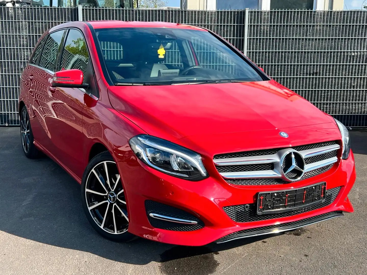 Mercedes-Benz B 200 Automatik Sport*Kamera*AHK*LED*NAVI*1.HD* Red - 1
