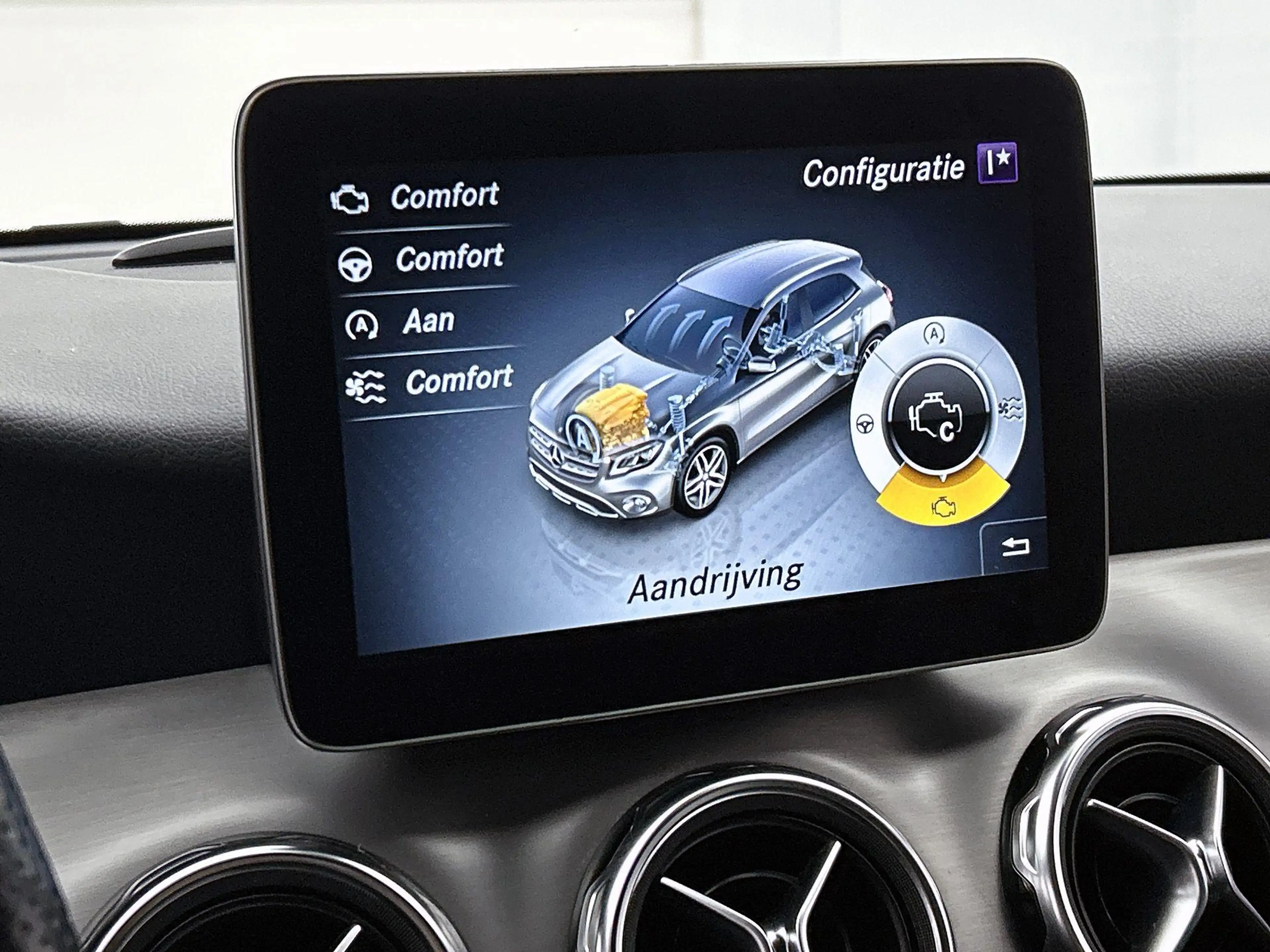 Mercedes-Benz GLA 180 Business Solution AMG — photo 11
