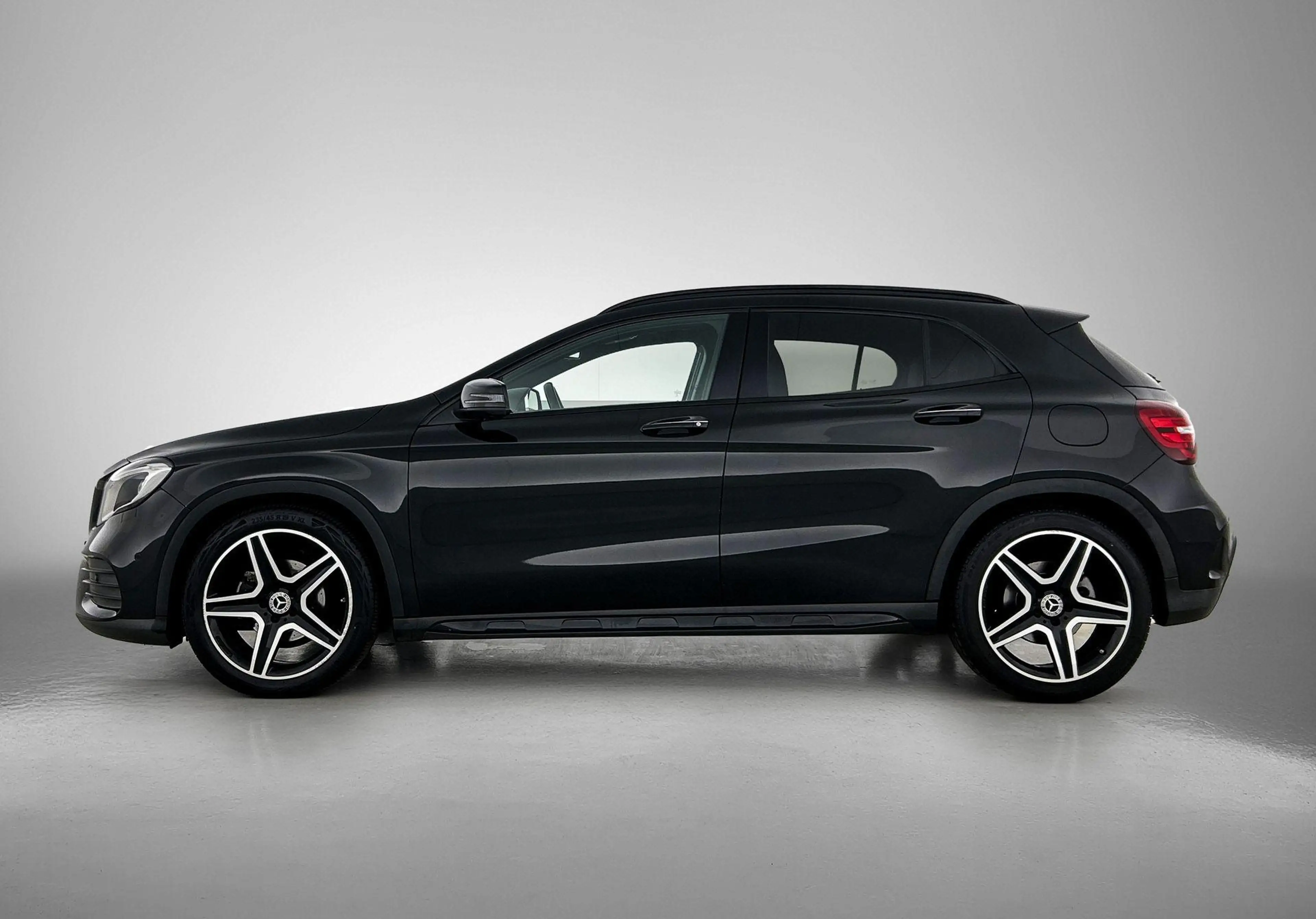 Mercedes-Benz GLA 180 Business Solution AMG — photo 2