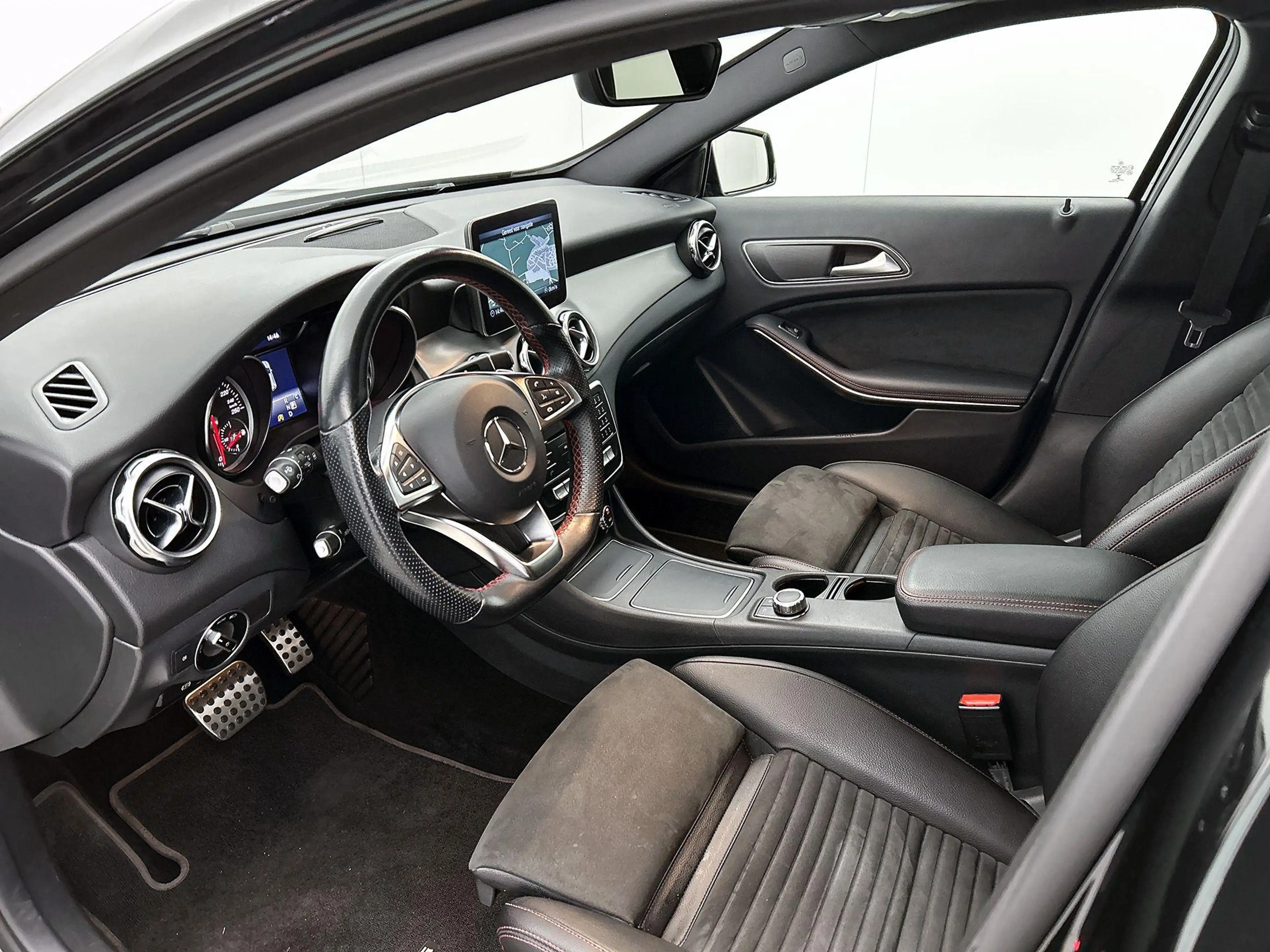 Mercedes-Benz GLA 180 Business Solution AMG — photo 13