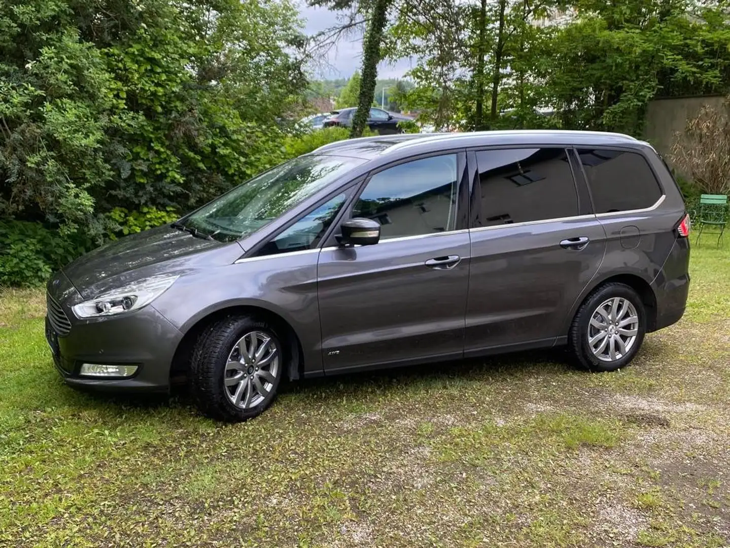 Ford Galaxy Galaxy 2,0 TDCi AWD Titanium Start/Stop Powershift Grau - 2