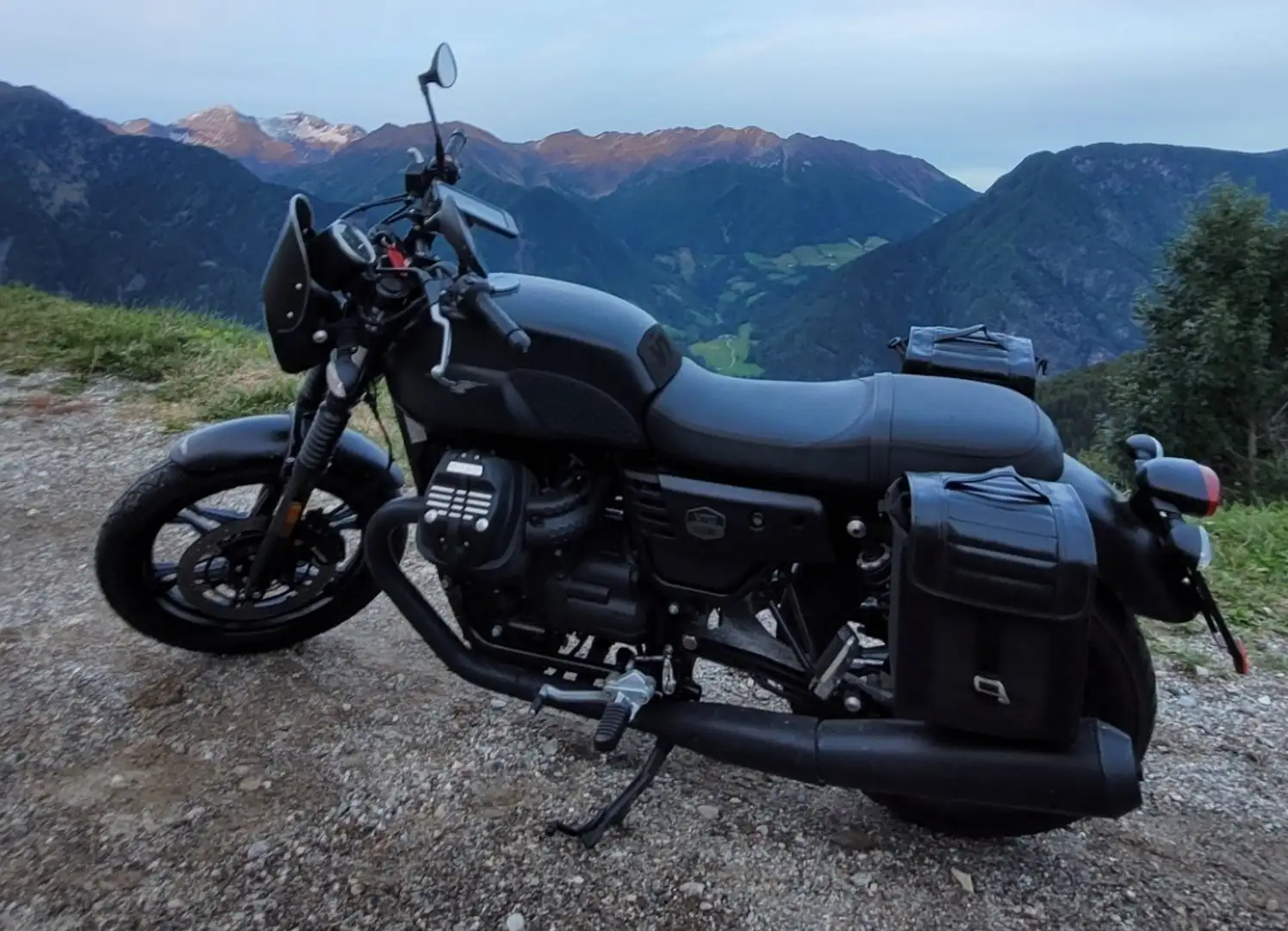 Moto Guzzi V 7 Stone Negru - 1