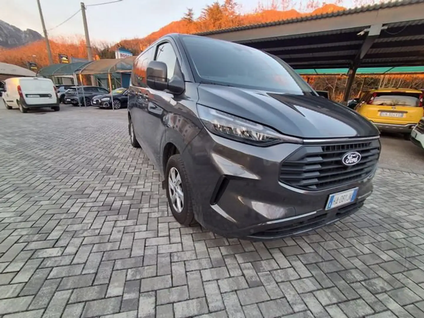 Ford Transit Custom 320 2.0 EcoBlue 150CV PC Combi 9 POSTI + IVA Grau - 2