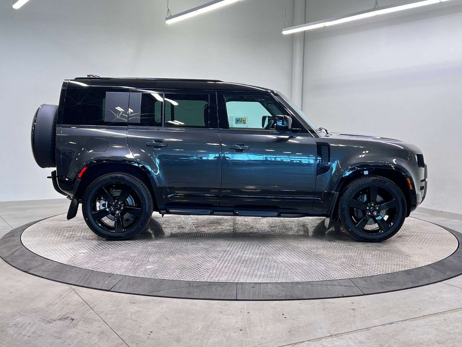 2026 Land Rover Defender 110 P400 X-DYNAMIC SE thumb 7