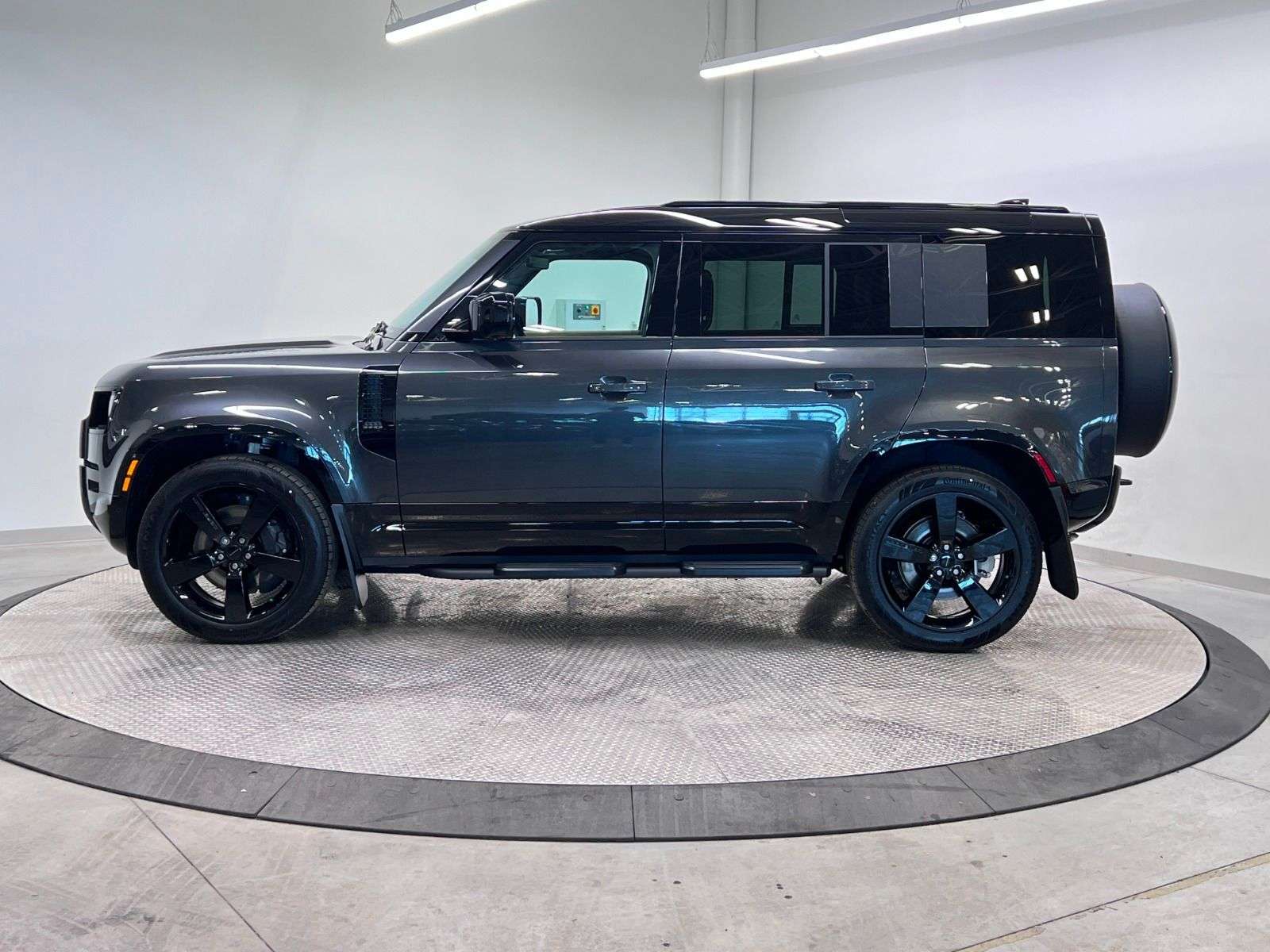 2026 Land Rover Defender 110 P400 X-DYNAMIC SE thumb 6