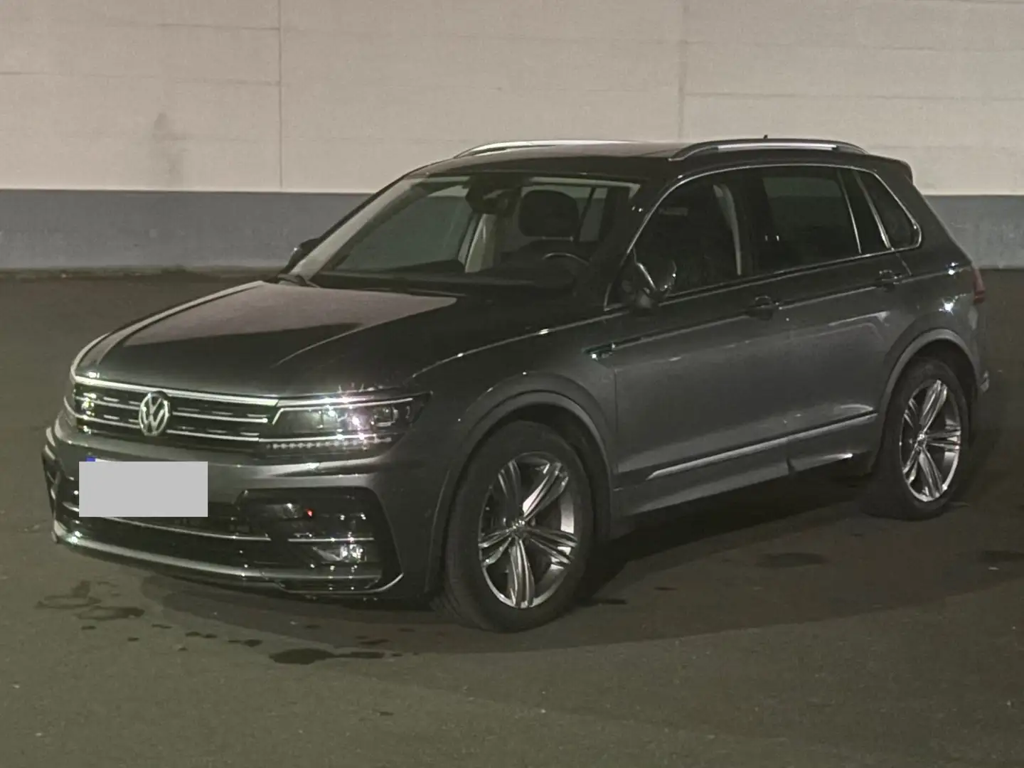 Volkswagen Tiguan 2.0 TDI SCR Highline, R-Line, AHK, Panoramadach Grau - 1