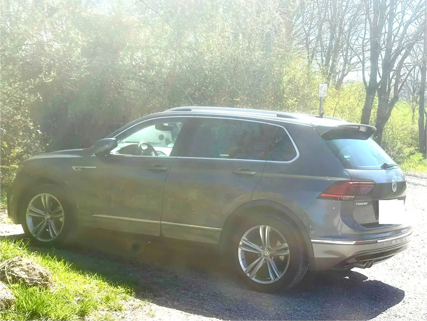 Volkswagen Tiguan 2.0 TDI SCR Highline, R-Line, AHK, Panoramadach Grau - 2
