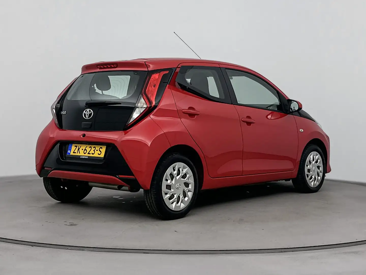 Toyota Aygo 1.0 VVT-i x-play limited | Airco | Parkeercamera | Rood - 2