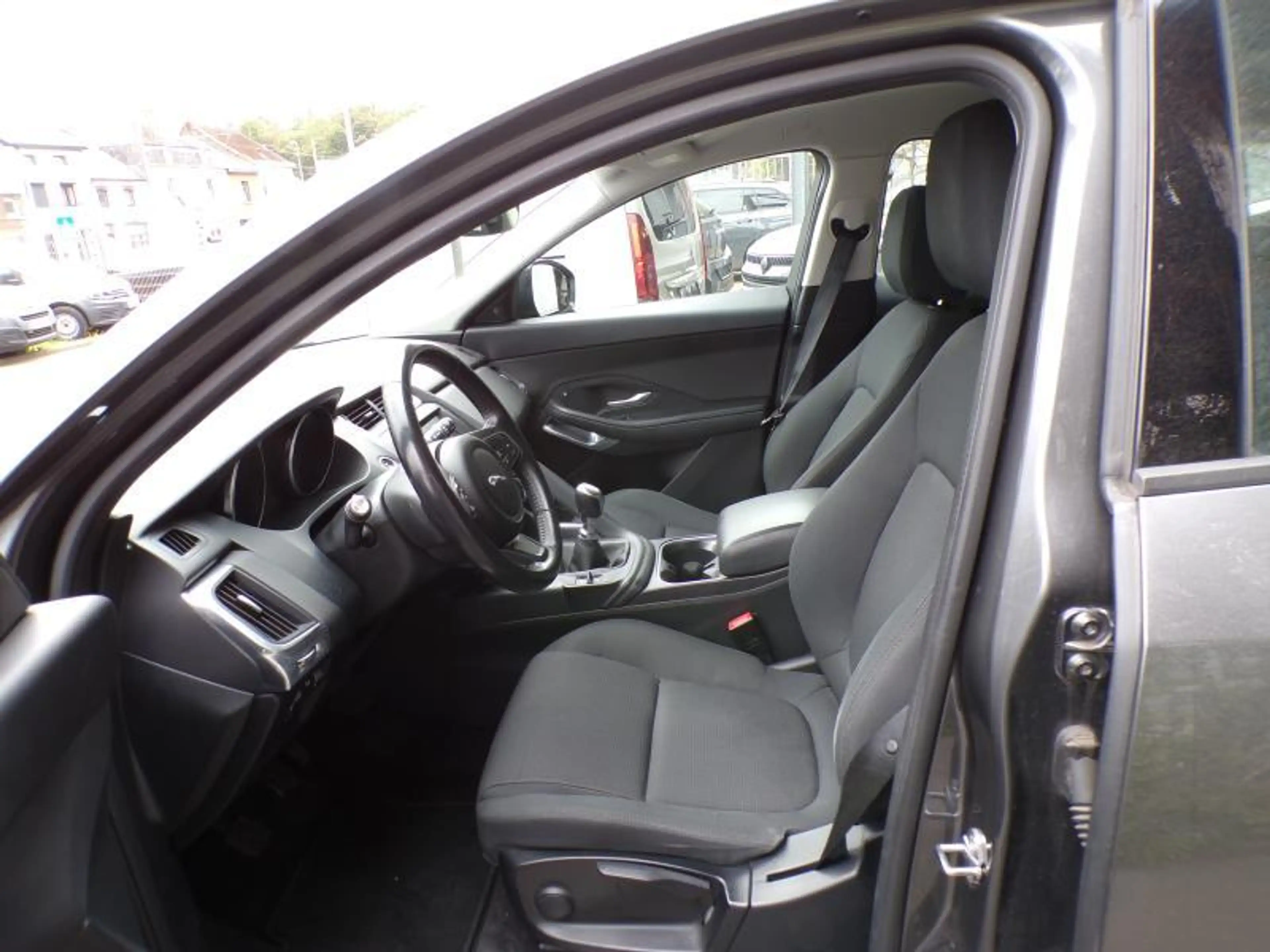 Jaguar E-Pace 2.0D 150cv Gris 08/20 70.145km Airco GPS Bluetooth — photo 6