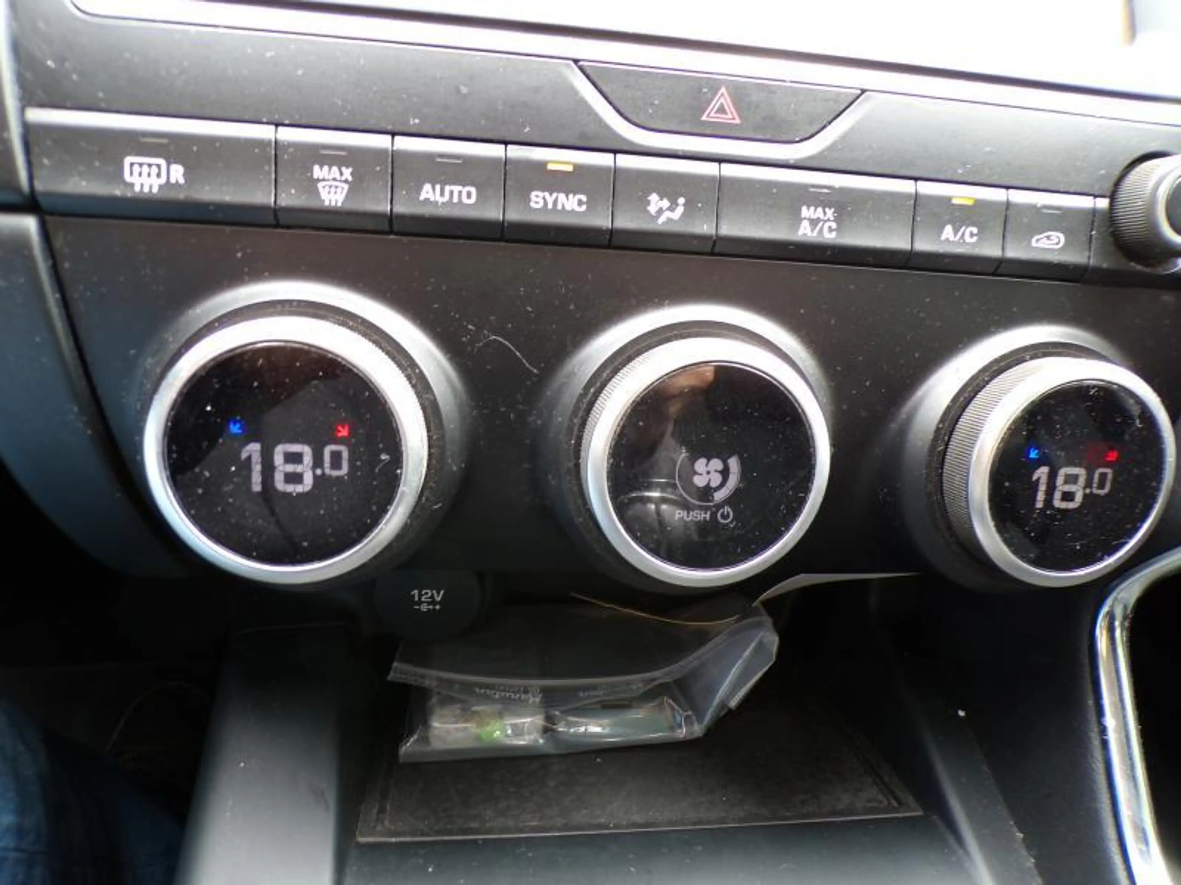 Jaguar E-Pace 2.0D 150cv Gris 08/20 70.145km Airco GPS Bluetooth — photo 10