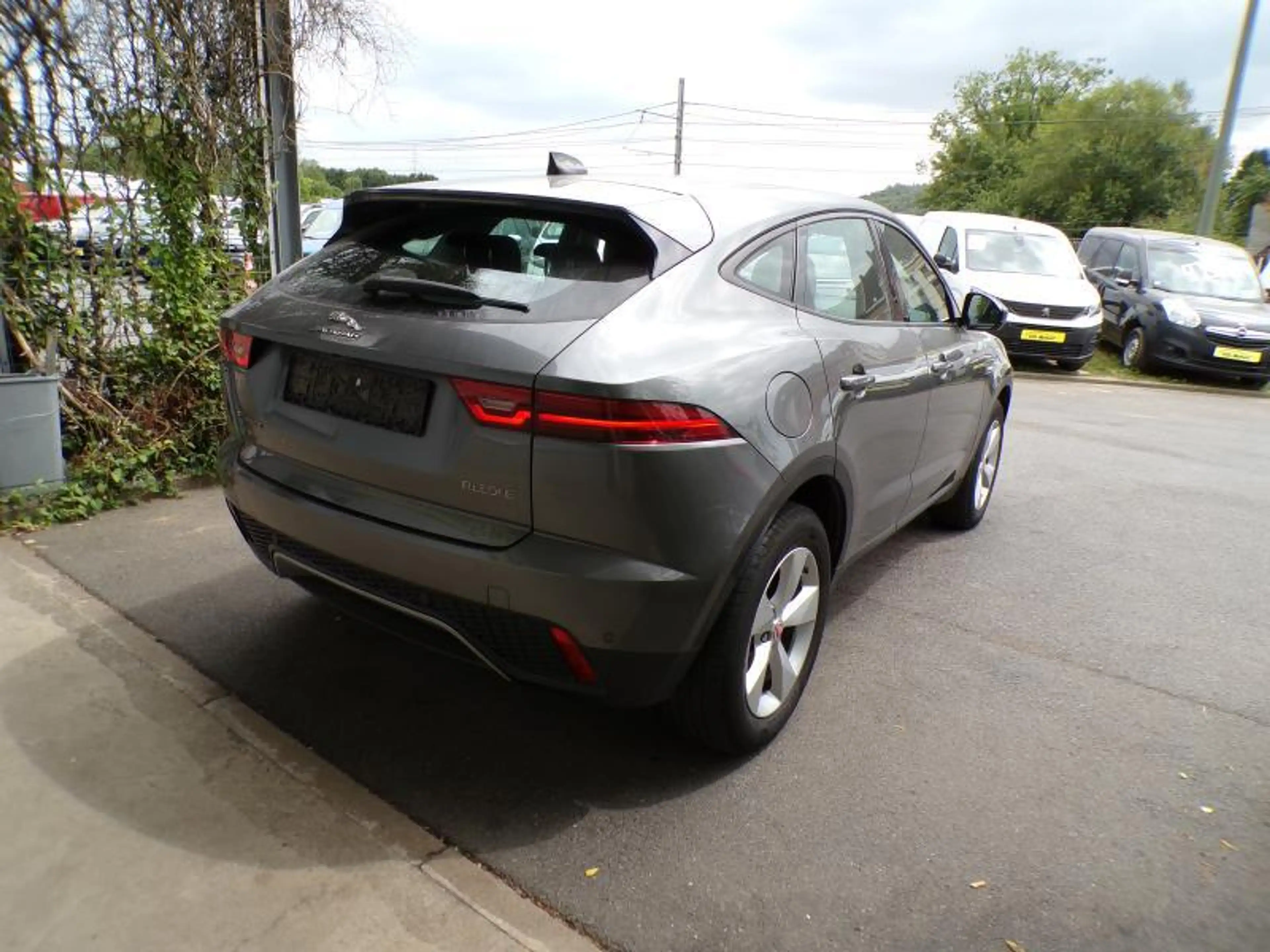 Jaguar E-Pace 2.0D 150cv Gris 08/20 70.145km Airco GPS Bluetooth — photo 4